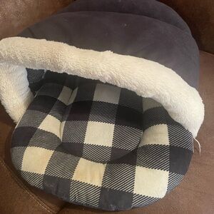 Cozy Black and White Plaid Pet Bed